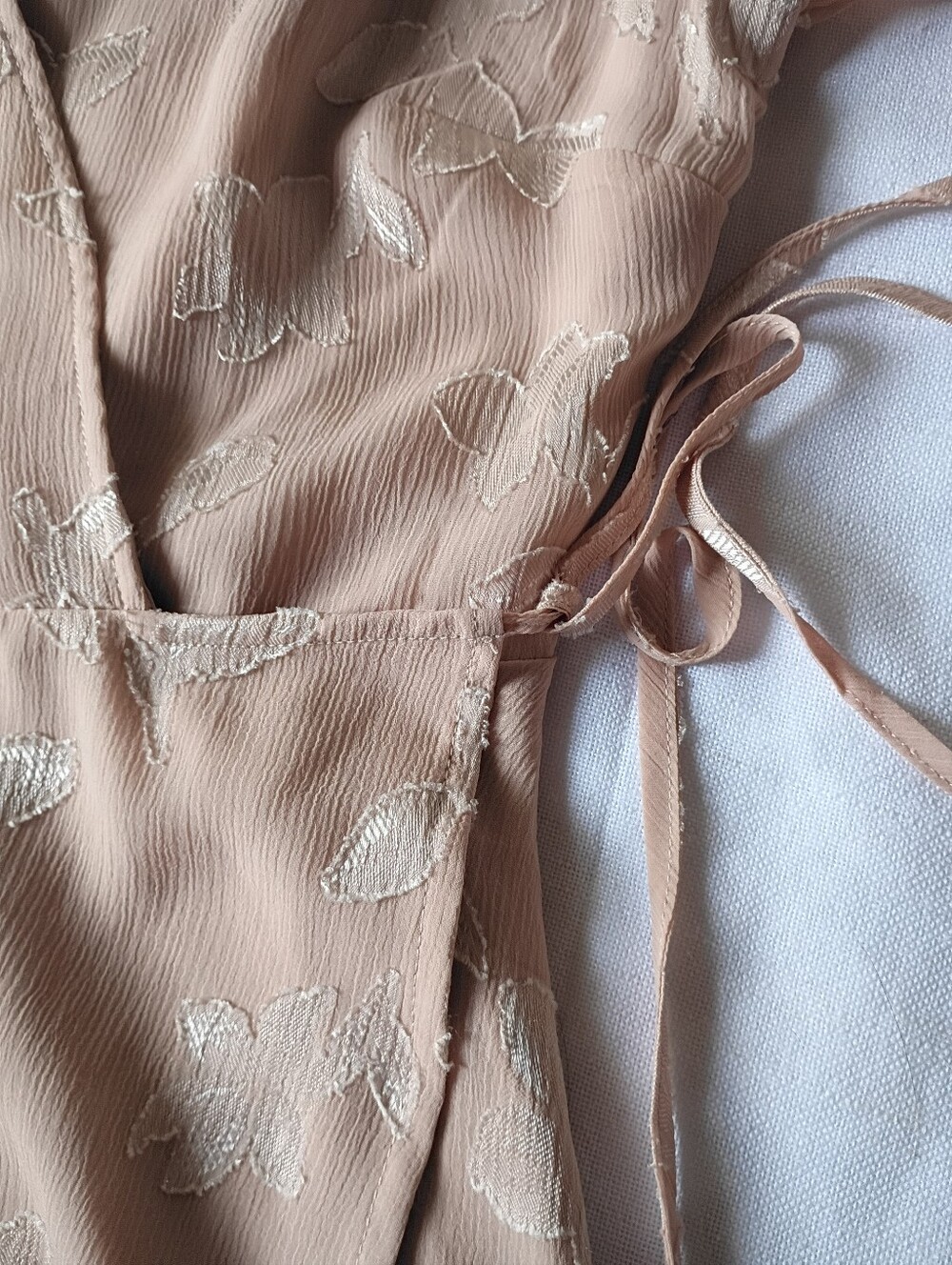 Astr Women's Blush Floral Wrap Mini Dress Size M - Picture 10 of 12